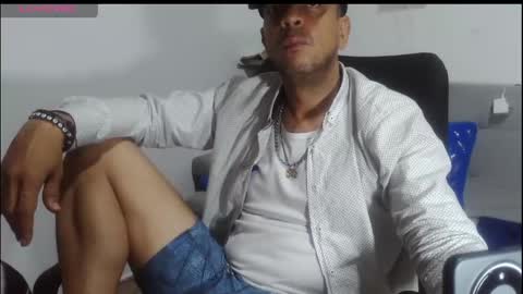 latinmartin254 online show from April 29, 2:05 am