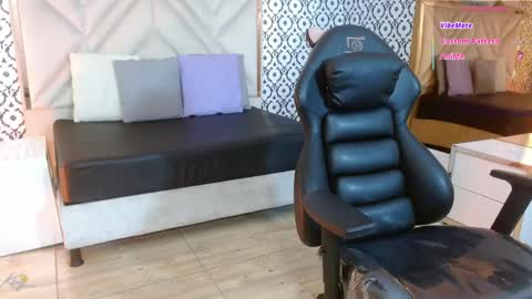 laulin_tay online show from April 23, 3:25 am
