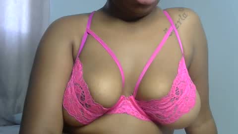 Snapshot of laura6871 chatting on October 11, 8:19 am laura6871 online show from October 11, 8:19 am