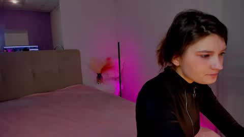 Snapshot of laura__leee chatting on February 21, 6:29 am Laura online show from February 21, 6:29 am