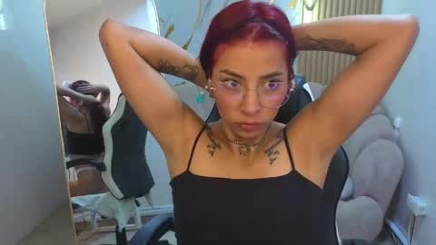laura_b_ online show from May 25, 12:44 pm