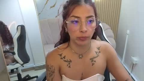 laura_b_ online show from May 14, 3:27 am