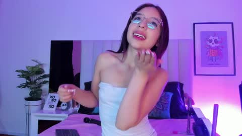 laura_dicardy online show from April 30, 11:15 am