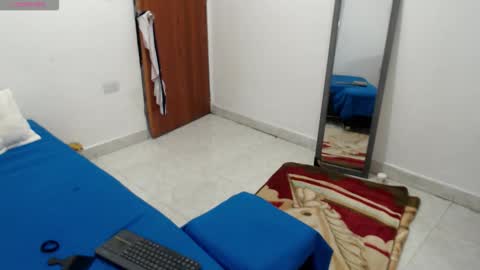 laura_foxx2379 online show from May 7, 10:49 pm