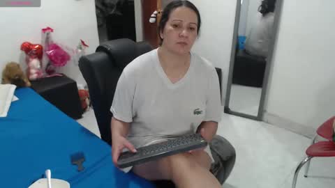 Snapshot of laura_foxx2379 chatting on October 21, 1:22 am laura_foxx2379 online show from October 21, 1:22 am