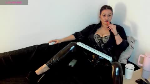 Laura online show from February 15, 7:12 pm