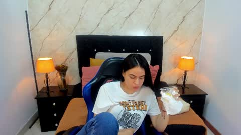 LAURA SOE online show from June 22, 1:51 pm