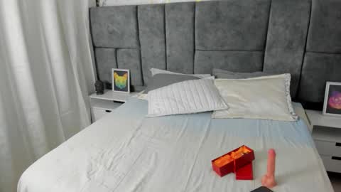 laura_velle online show from March 17, 3:33 am