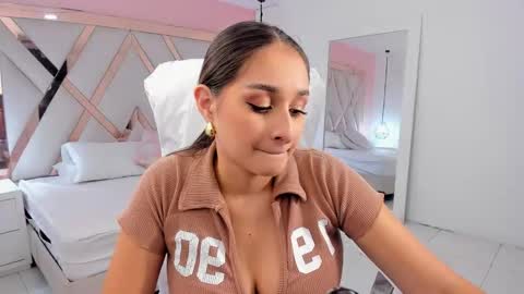 laura  online show from November 26, 9:55 pm