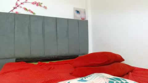 Laura online show from June 24, 9:33 pm