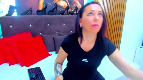 Laura online show from April 23, 2:52 am
