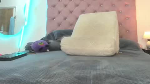 laurenlaine online show from June 25, 1:02 am