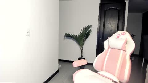 daniela angel     online show from July 18, 10:06 am