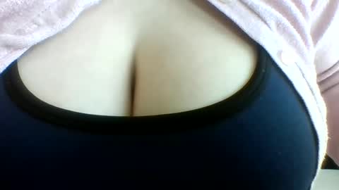 layannalea online show from May 4, 1:23 am