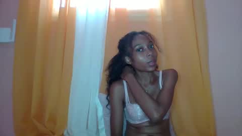 layannek online show from May 5, 5:25 am