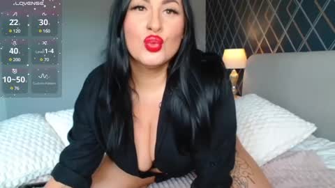 Layla MILF online show from December 3, 10:45 am