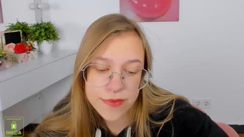 layriantavee online show from October 11, 7:46 am