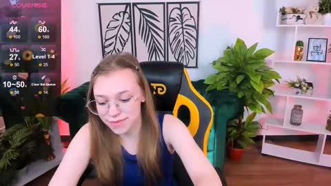 layriantavee online show from March 7, 7:30 am