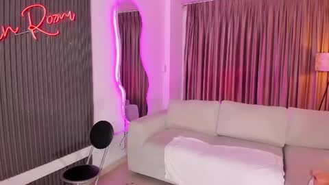 Leah  Greyy online show from July 1, 11:30 am
