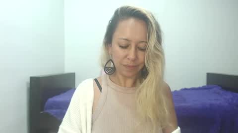 Snapshot of leah_susman chatting on October 7, 2:07 am leah_susman online show from October 7, 2:07 am