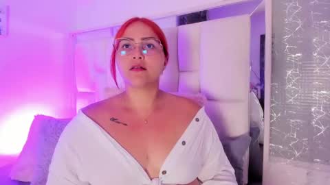 Snapshot of leahbarker chatting on September 30, 2:22 am Leah online show from September 30, 2:22 am