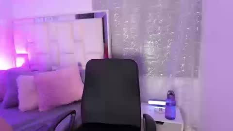 Snapshot of leahbarker chatting on October 18, 2:16 am Leah online show from October 18, 2:16 am