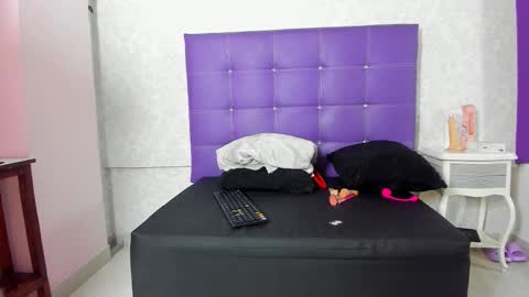 leamoreau__ online show from November 6, 11:46 am