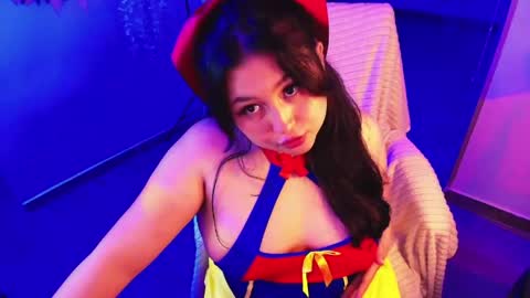 Lenna Kang online show from May 4, 11:55 pm