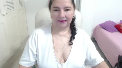 leonela   online show from April 30, 12:15 am