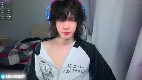 leonkissboy online show from June 17, 7:02 am