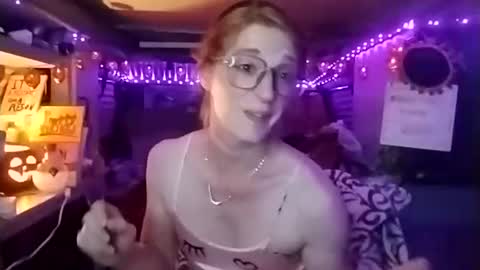Snapshot of lesleygumgrass chatting on October 15, 5:54 am LesleyGumGrass- The Boring Trans girl online show from October 15, 5:54 am