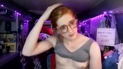 Snapshot of lesleygumgrass chatting on March 1, 11:58 pm LesleyGumGrass- The Boring Trans girl online show from March 1, 11:58 pm
