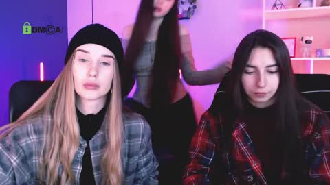 leslie_bird online show from April 22, 8:54 am