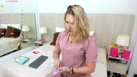 Lesly Santodomingo online show from July 18, 11:45 am