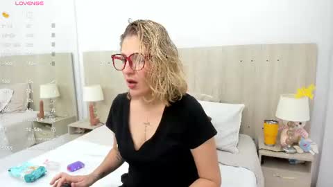 Lesly Santodomingo online show from July 22, 11:45 am