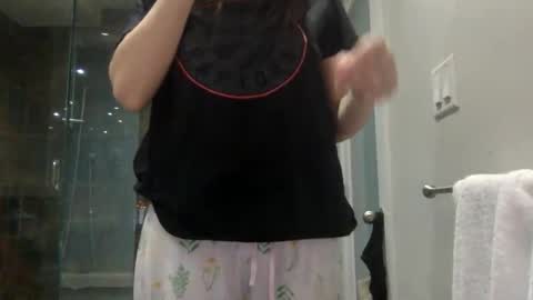 strawberrywatermelonpink22 online show from March 18, 3:29 pm