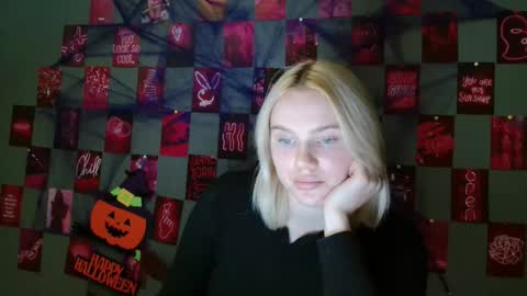 Snapshot of leyla_le chatting on October 3, 7:27 am Leyla online show from October 3, 7:27 am