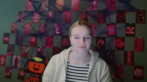 Snapshot of leyla_le chatting on October 15, 6:38 am Leyla online show from October 15, 6:38 am