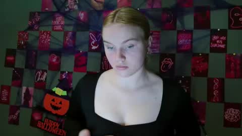 Snapshot of leyla_le chatting on October 6, 6:31 am Leyla online show from October 6, 6:31 am