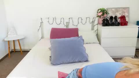 Lia online show from April 27, 10:57 am