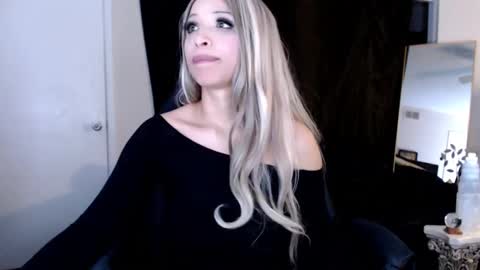 Lia Divina online show from March 11, 11:33 am