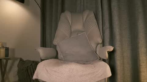 lianewhite online show from March 8, 2:15 am