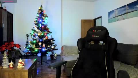 Snapshot of liaquinn chatting on December 18, 3:44 pm LiaQuinn online show from December 18, 3:44 pm