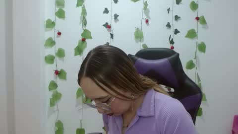 Lia Roberts online show from May 7, 3:35 am