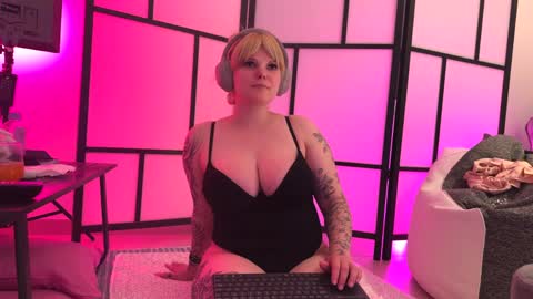 likaaberry online show from June 7, 2:49 am