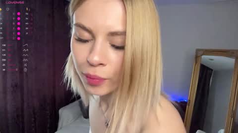 Snapshot of lil_elisa chatting on October 17, 10:52 am Elisa online show from October 17, 10:52 am