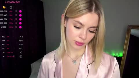 Snapshot of lil_elisa chatting on October 15, 10:38 am Elisa online show from October 15, 10:38 am