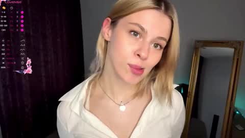 Snapshot of lil_elisa chatting on September 22, 11:03 am Elisa online show from September 22, 11:03 am