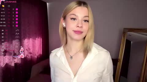 Snapshot of lil_elisa chatting on September 29, 10:47 am Elisa online show from September 29, 10:47 am