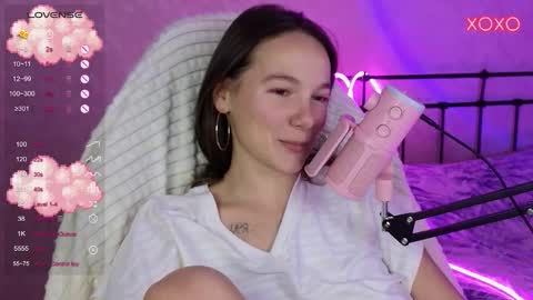 Snapshot of lil_luna_x chatting on October 11, 7:06 pm little moon online show from October 11, 7:06 pm